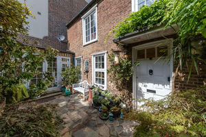Maze Cottage, Hampton Court- click for photo gallery